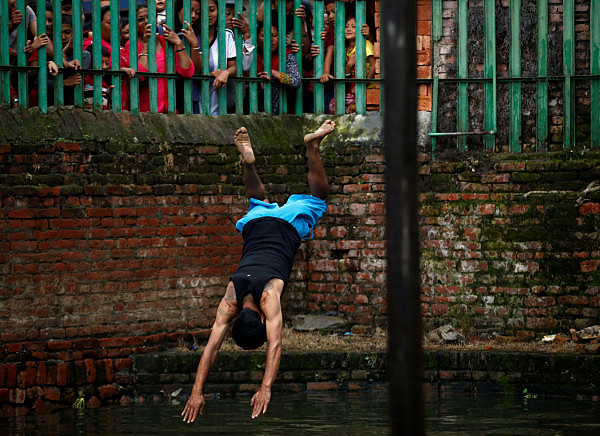 尼泊尔奇葩节日：青年跳入池塘手撕山羊，场面血腥（组图） - 2