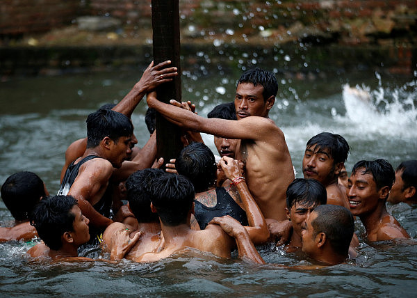 尼泊尔奇葩节日：青年跳入池塘手撕山羊，场面血腥（组图） - 3