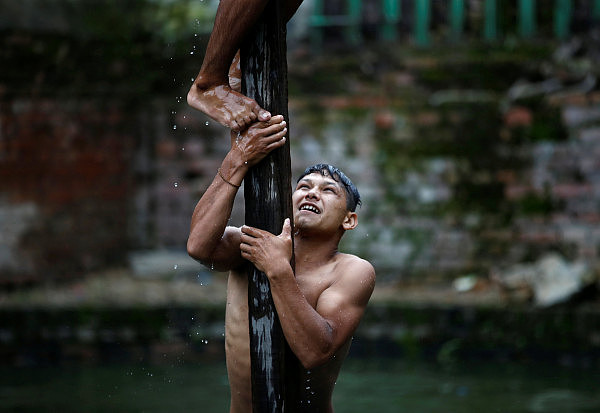 尼泊尔奇葩节日：青年跳入池塘手撕山羊，场面血腥（组图） - 4