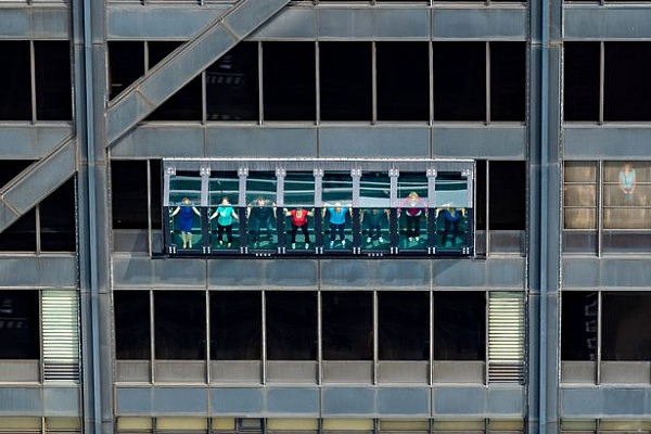 摩天楼有玄机 游客悬挂在94层窗户上非常刺激（组图） - 2