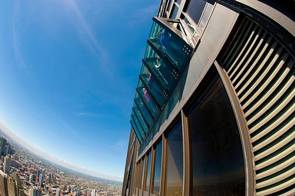 摩天楼有玄机 游客悬挂在94层窗户上非常刺激（组图） - 5