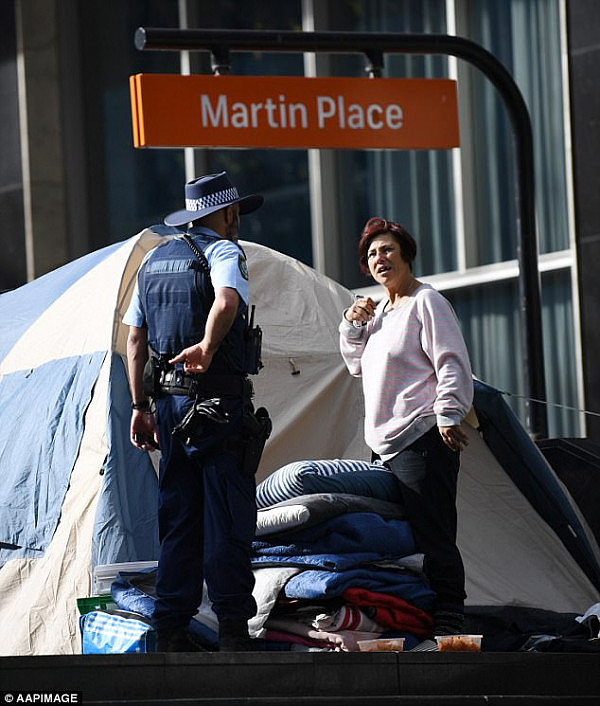 悉尼“帐篷城”终于拆啦！流浪汉强占马丁广场半年之久 所有帐篷于今晨被拆（图） - 1