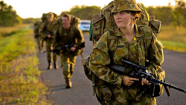 女性优先男士免谈？澳洲国防部只招女兵 被批“重女轻男”  - 2