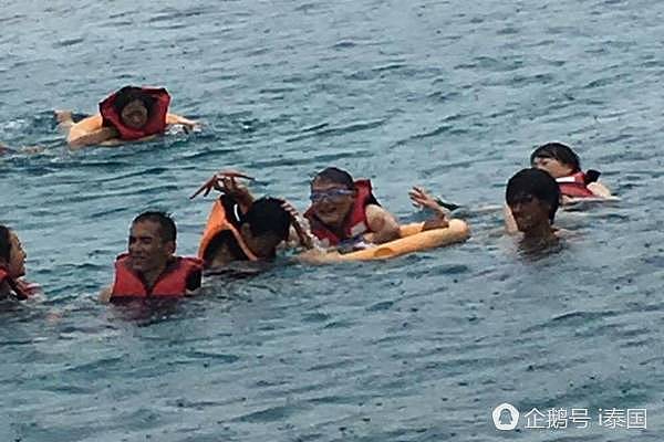 外籍游客集体无视警告在泰国抓海星拍照（组图） - 1