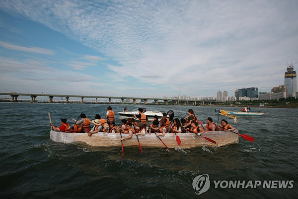韩国举办“划纸船渡汉江”大赛：沉了一多半（组图） - 1