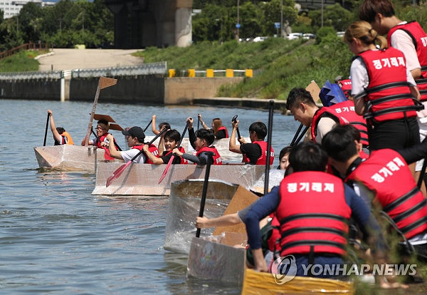 韩国举办“划纸船渡汉江”大赛：沉了一多半（组图） - 2