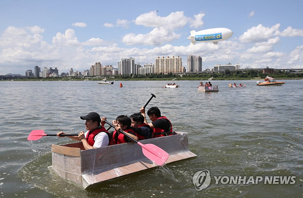韩国举办“划纸船渡汉江”大赛：沉了一多半（组图） - 4