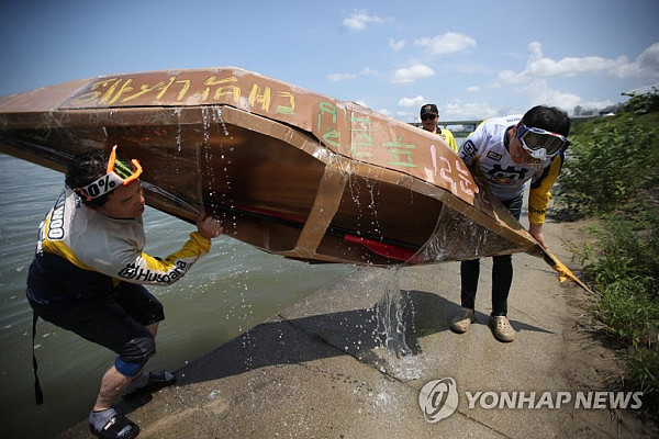 韩国举办“划纸船渡汉江”大赛：沉了一多半（组图） - 5