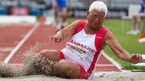 91岁老汉长跑87岁老太跳远 丹麦举办老年运动会 - 3