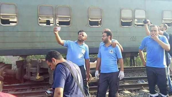 埃及火车相撞现场玩自拍，六名救护人员被发配边疆（组图） - 2