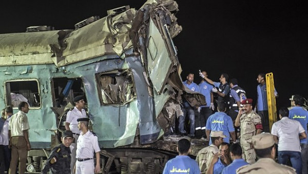 埃及火车相撞现场玩自拍，六名救护人员被发配边疆（组图） - 3