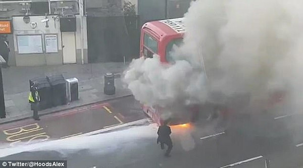 英国一公交车突然起火司机乘客全跑光，只有一位路人在救火（组图） - 2