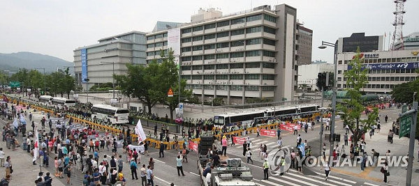 上万韩国民众要求包围美、日驻韩使馆进行示威（图） - 1