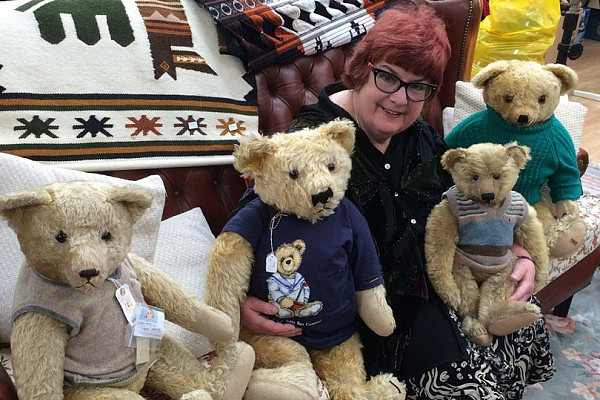 英国70岁老太疯狂迷恋泰迪熊，一生无子把玩具熊当亲生孩子（组图） - 1