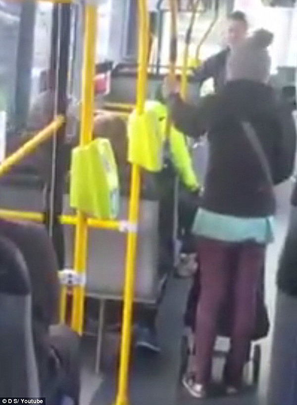 奇葩！女子在澳洲公交车上当众脱裤拉屎 乘客怒喷：太恶心了，快滚下去！（视频） - 2