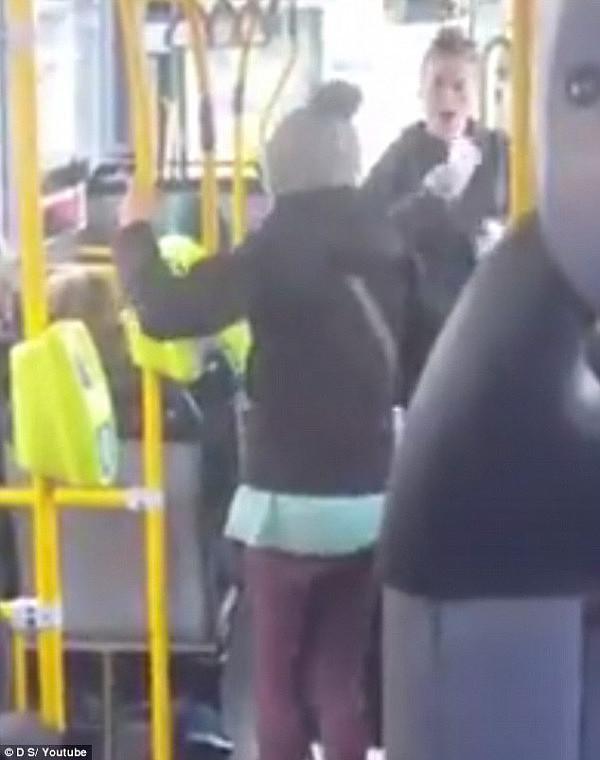 奇葩！女子在澳洲公交车上当众脱裤拉屎 乘客怒喷：太恶心了，快滚下去！（视频） - 3