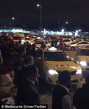 出行预警！数百辆出租车封锁墨尔本机场 抗议UberX在机场接客（视频） - 2