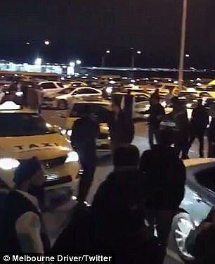 出行预警！数百辆出租车封锁墨尔本机场 抗议UberX在机场接客（视频） - 3