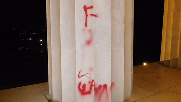  美国种族骚乱蔓延 林肯纪念堂遭不明人士涂鸦“去他的法律”（图） - 1