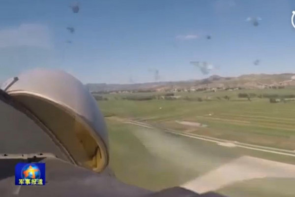 歼15空中撞鸟！飞行员沉着驾机 带火着陆（视频） - 2