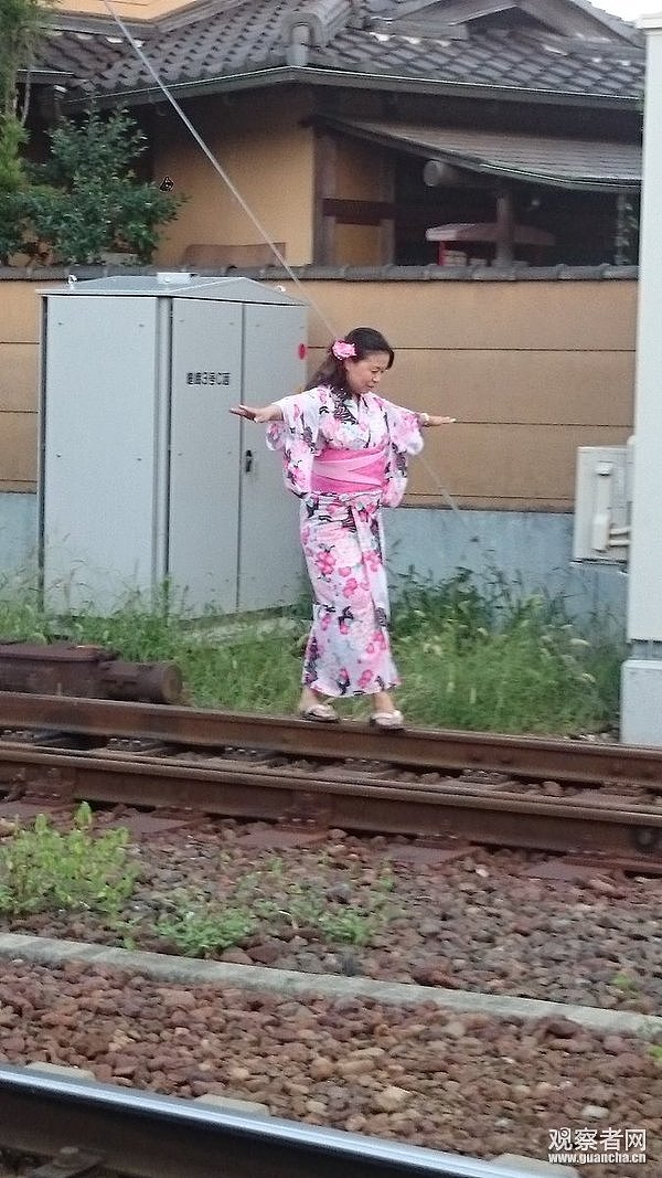 “一定是脑袋坏掉的中国人！”大妈在铁轨上拍照 日本网友炮轰中国游客（组图） - 3