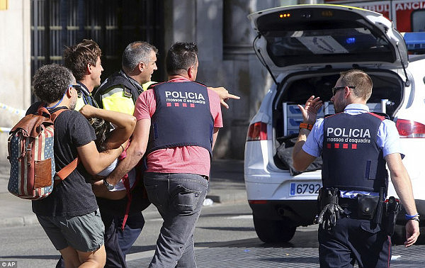 IS恐袭！货车冲进巴塞罗那人行道肆意碾压，目前已造成16人死亡，近百人受伤！有至少3名澳大利亚人被困，一人受伤！（视频） - 2