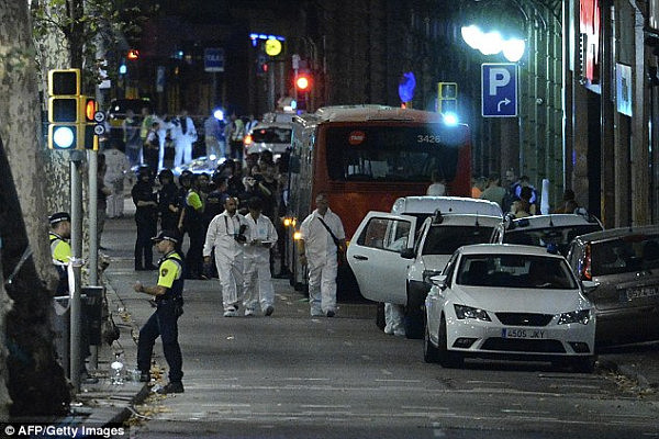 IS恐袭！货车冲进巴塞罗那人行道肆意碾压，目前已造成16人死亡，近百人受伤！有至少3名澳大利亚人被困，一人受伤！（视频） - 6