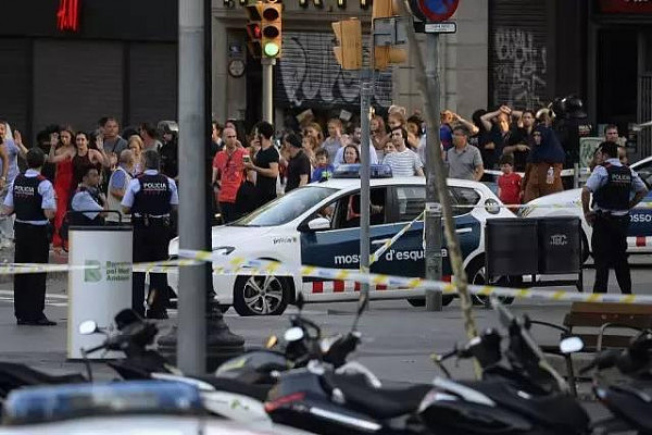 巴塞罗那恐袭致13死百人伤 警方称已逮捕两名嫌犯（组图） - 6