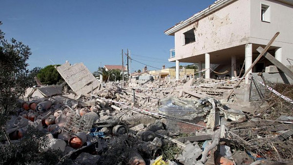 西班牙警方称击毙4人阻止二次袭击 当地再发爆炸（组图） - 3