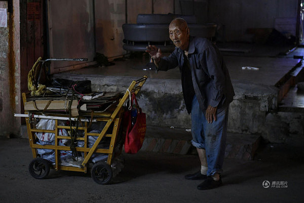 107岁老人卖鞋垫成网红 有人买完再悄悄放回（图） - 4