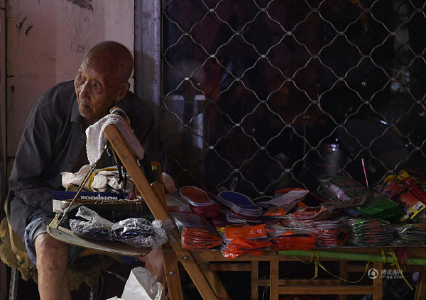 107岁老人卖鞋垫成网红 有人买完再悄悄放回（图） - 2