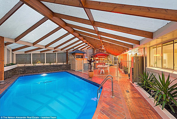 The owners of the house, located about 20kms north-east of Melbourne's CBD, were originally asking for between $1.05 million and $1.15 million