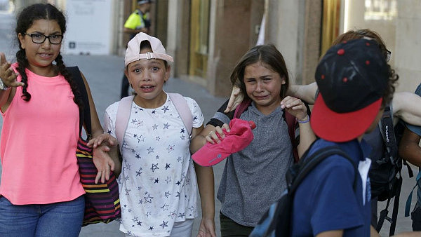 悲剧！7岁悉尼男孩巴塞罗那恐袭后失踪 母亲也在袭击中身受重伤 - 3