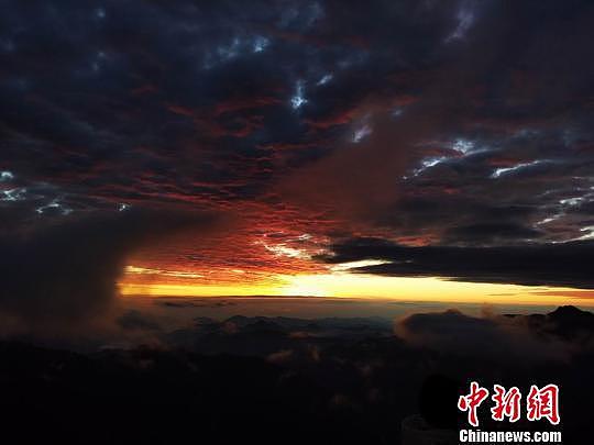 中国二郎山现火烧云日出景观 美到窒息（组图） - 1
