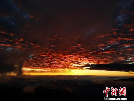 中国二郎山现火烧云日出景观 美到窒息（组图） - 2