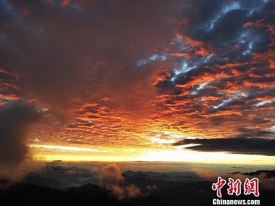 中国二郎山现火烧云日出景观 美到窒息（组图） - 3