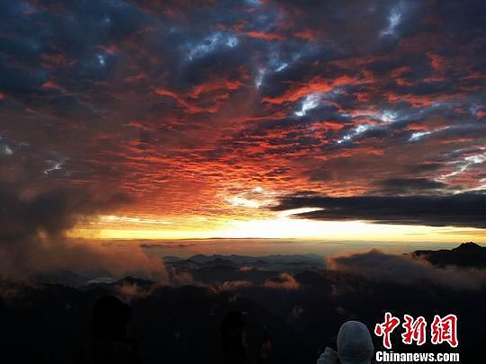 中国二郎山现火烧云日出景观 美到窒息（组图） - 5
