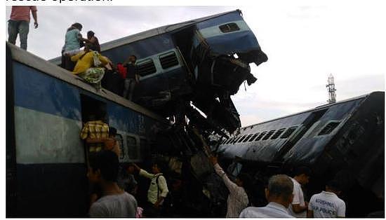 印度火车脱轨事故 已致23人死 150人伤（组图） - 2