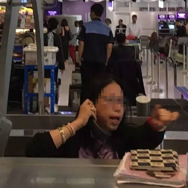 中国游客泰国机场被工作人员撕毁登机牌，将位置强行换给别国游客（组图） - 1