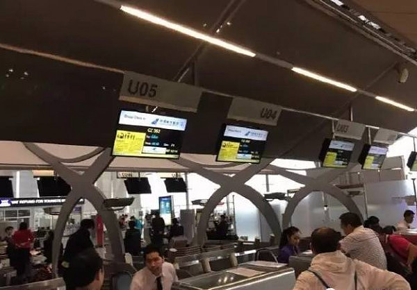 中国游客泰国机场被工作人员撕毁登机牌，将位置强行换给别国游客（组图） - 2