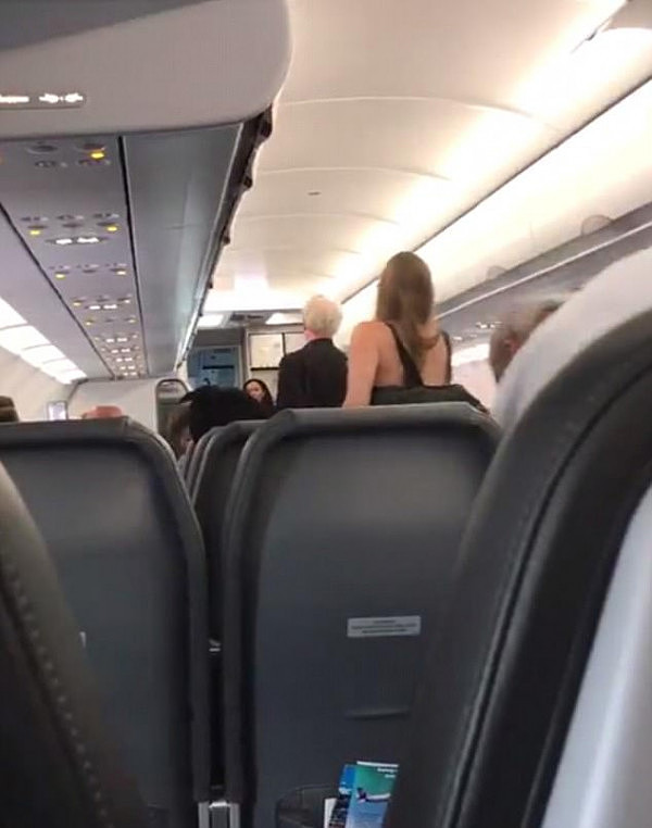 美国航空业再起争议 父女两人因牢骚被赶下飞机（视频） - 1