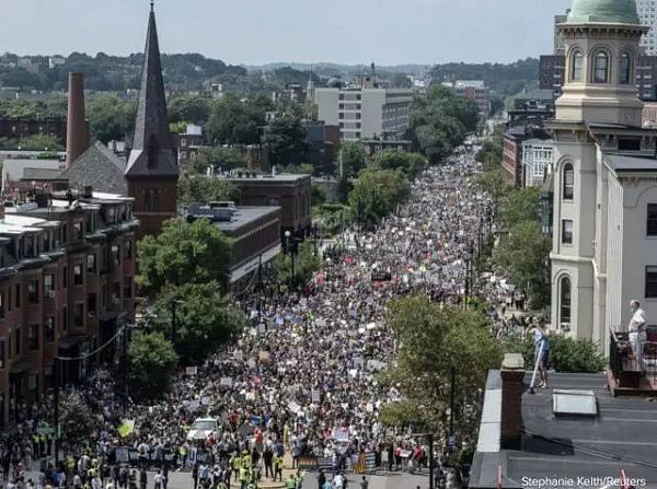 美国又双叒游行了，波士顿四万人上街游行，爆发小规模骚乱（组图） - 2