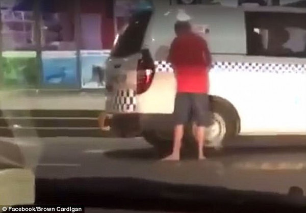 这算袭警吗？澳赤脚男对着警车小便 或被罚款500澳元！（视频） - 2