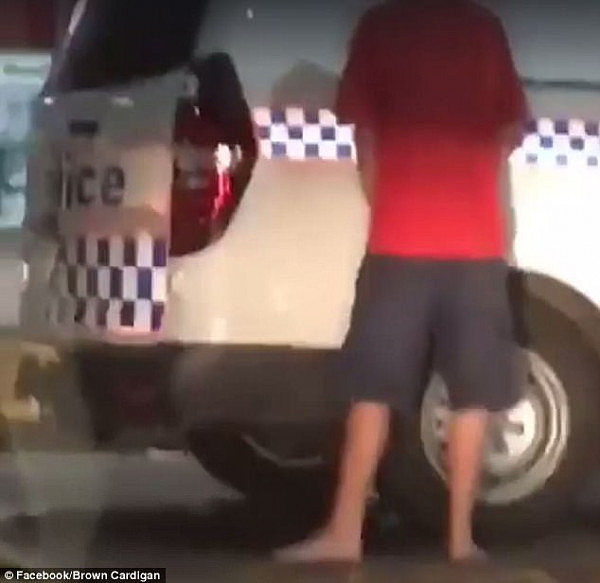 这算袭警吗？澳赤脚男对着警车小便 或被罚款500澳元！（视频） - 3
