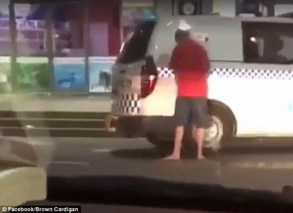 这算袭警吗？澳赤脚男对着警车小便 或被罚款500澳元！（视频） - 1