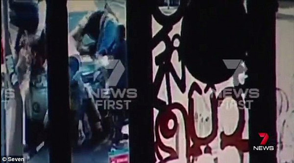 现场视频曝光！Chatswood商业街汽车冲上人行道 16个月大婴儿遭撞飞（视频） - 2