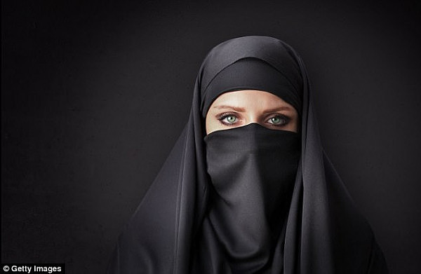 437A40F400000578-4814426-Police_say_a_woman_wearing_a_full_face_burqa_robbed_a_Subway_res-a-4_1503442364324.jpg,0