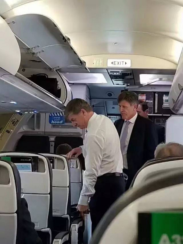 心疼！华人坐飞机经济舱偶遇新西兰总理...本来觉得已经很惨了...没想到澳洲总理更心酸...坐公交、被群众骂就不说了，还要擦地。 - 4