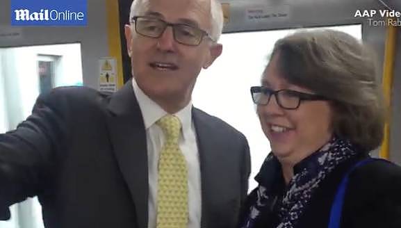 心疼！华人坐飞机经济舱偶遇新西兰总理...本来觉得已经很惨了...没想到澳洲总理更心酸...坐公交、被群众骂就不说了，还要擦地。 - 20