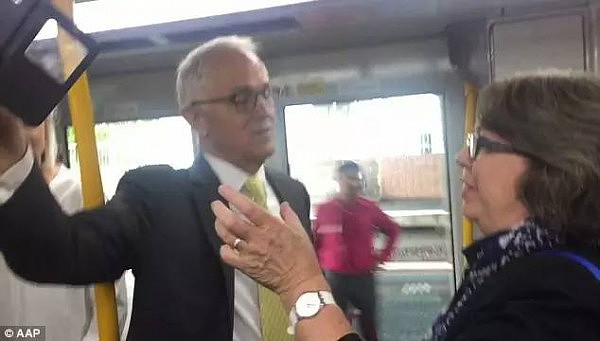 心疼！华人坐飞机经济舱偶遇新西兰总理...本来觉得已经很惨了...没想到澳洲总理更心酸...坐公交、被群众骂就不说了，还要擦地。 - 24
